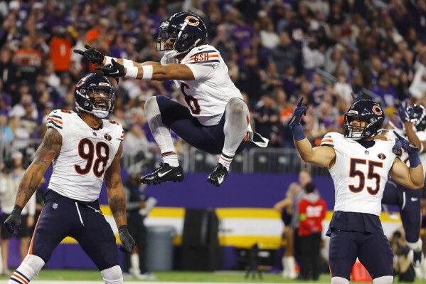 Bears outlast Vikings 12 10 on 4th field goal by Santos after 4